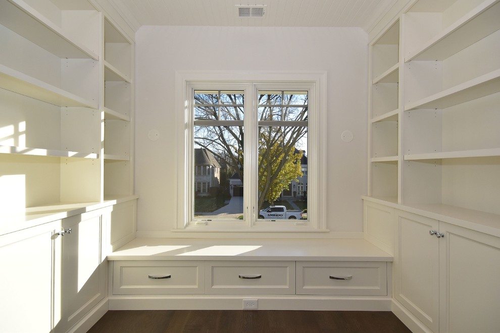 Example of a transitional home design design in Chicago