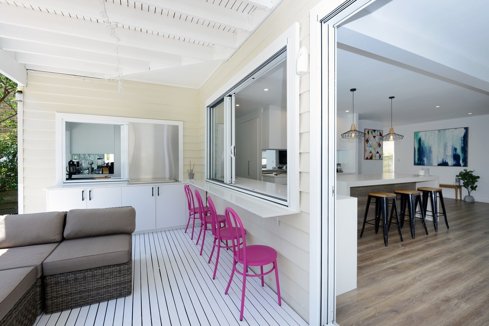 Photo of a mid-sized contemporary deck in Sydney.
