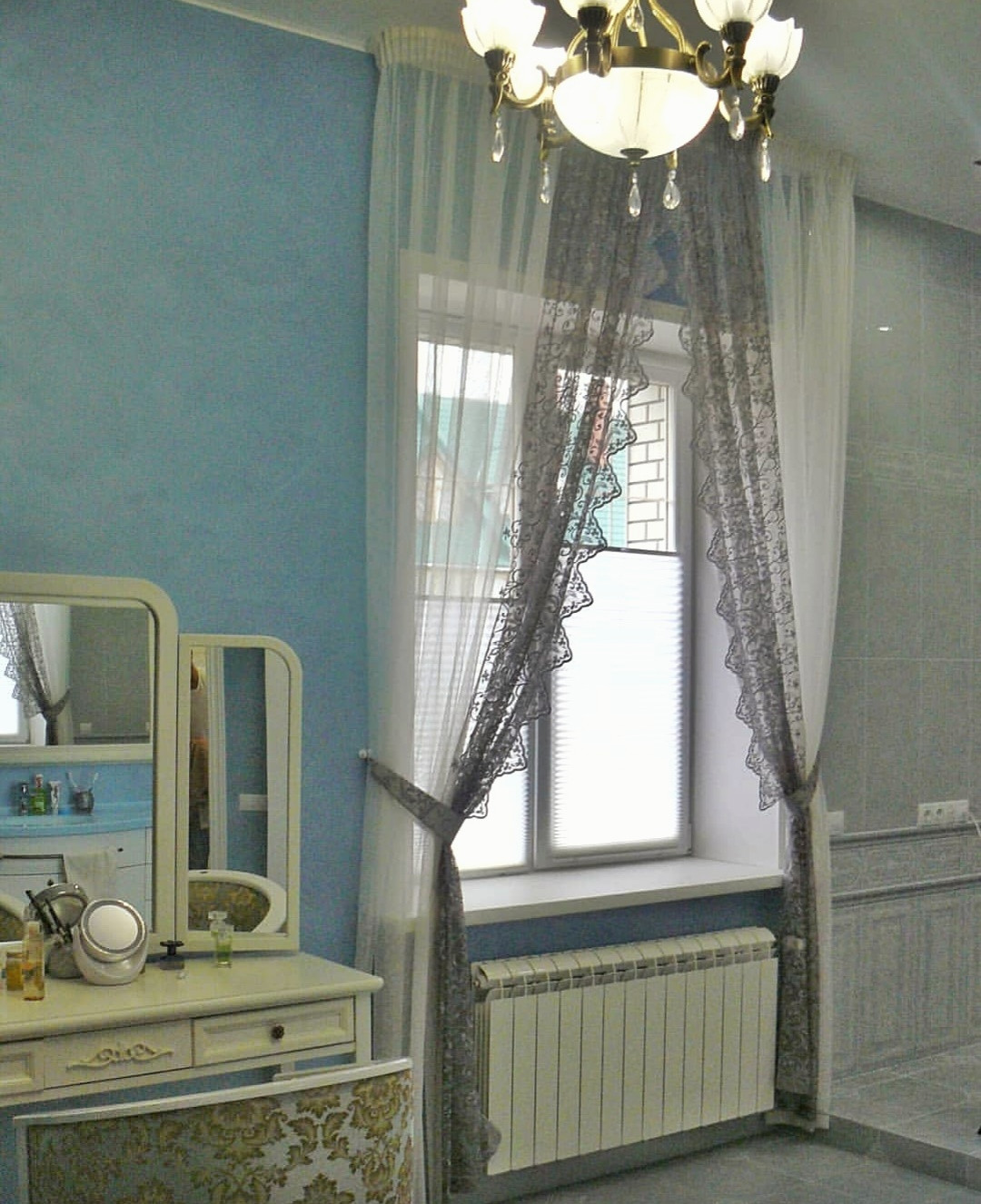 текстильное оформление окна в ванной комнате