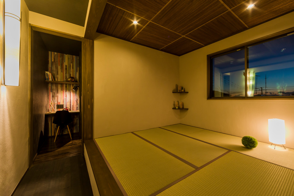Inspiration for a master bedroom in Other with beige walls, tatami floors and beige floor.