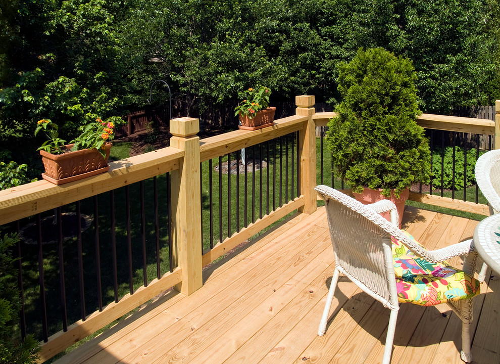 Inspiration for a traditional deck in Kansas City.