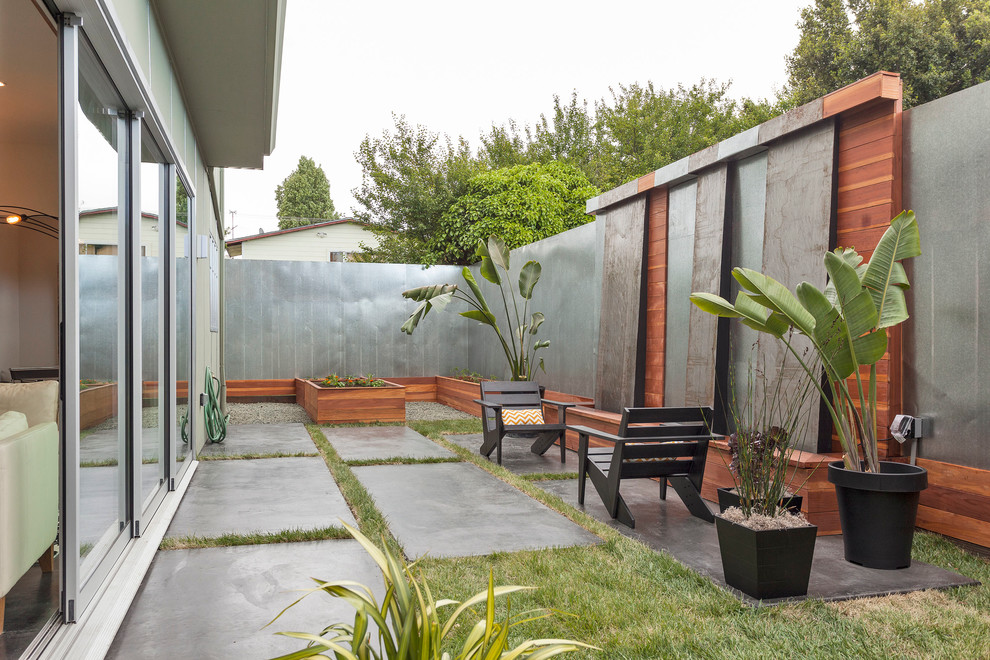 Contemporary side yard patio in San Francisco with a water feature.