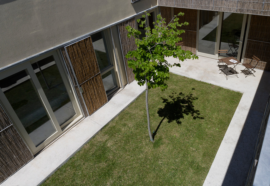 Foto de patio mediterráneo de tamaño medio sin cubierta en patio lateral con jardín de macetas y losas de hormigón