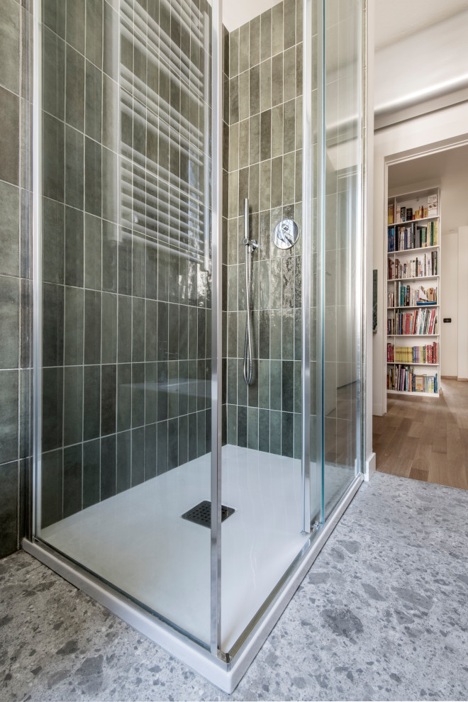 Exempel på ett mellanstort modernt grön grönt badrum med dusch, med släta luckor, skåp i ljust trä, en hörndusch, en vägghängd toalettstol, grön kakel, stickkakel, vita väggar, ljust trägolv, ett fristående handfat, marmorbänkskiva, beiget golv och dusch med skjutdörr
