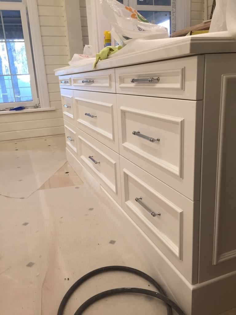 Кухня в белом цвете в загородном коттедже