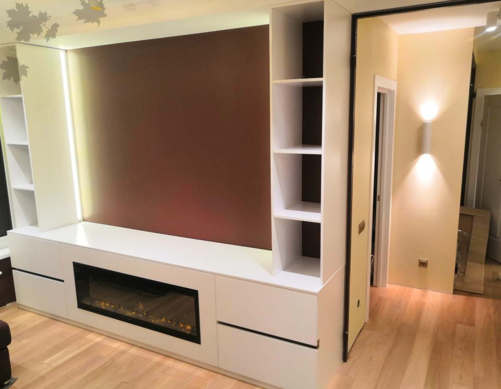 Гостиная с встроенным камином.