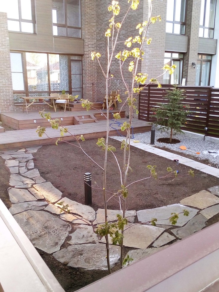 Работы по реализации проекта: выполнена терраса, мощение, начало посадки растени