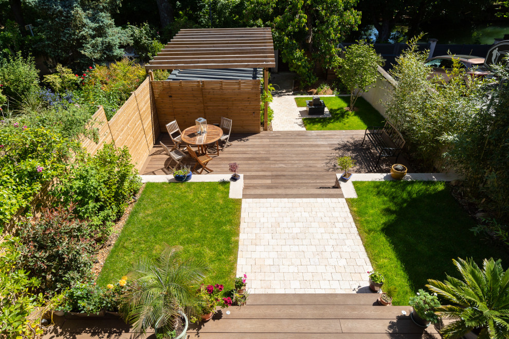 Mid-sized transitional front yard full sun garden in Paris with decking for summer.
