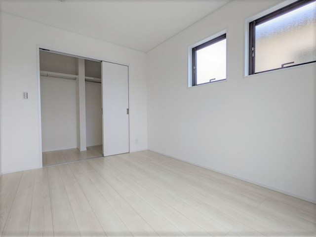 真っ白な空間にインテリアで色付けできるお家。 mediterran-schlafzimmer