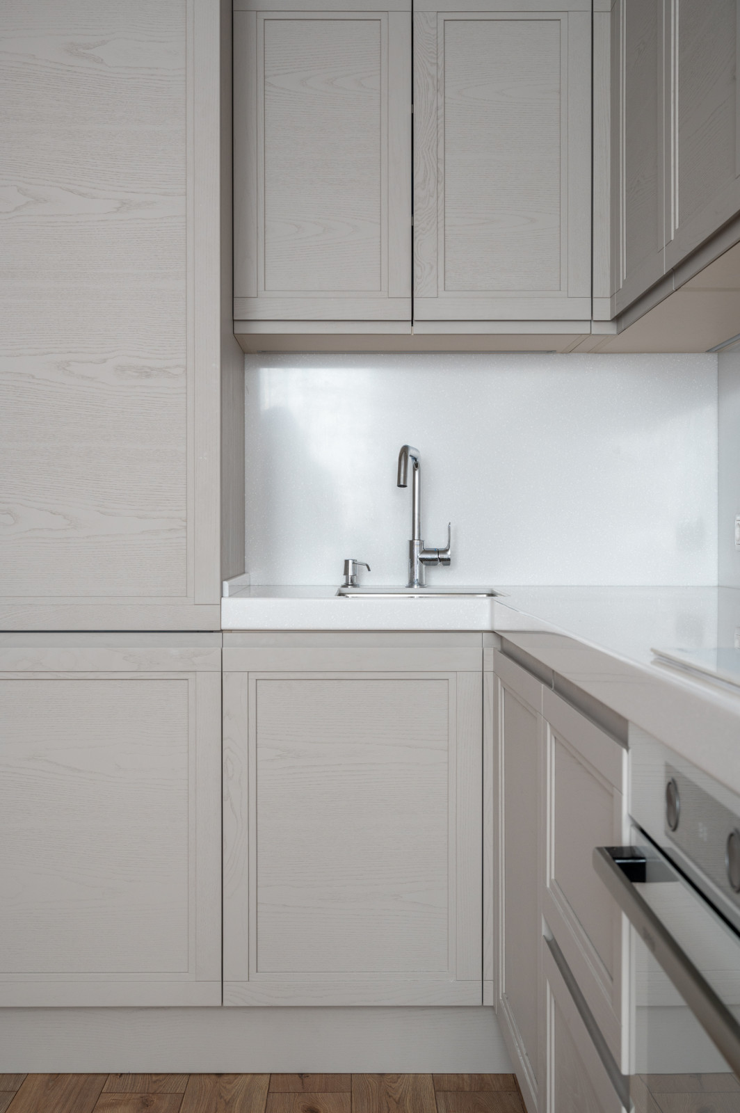 Кухня из массива с интегрированной ручкой