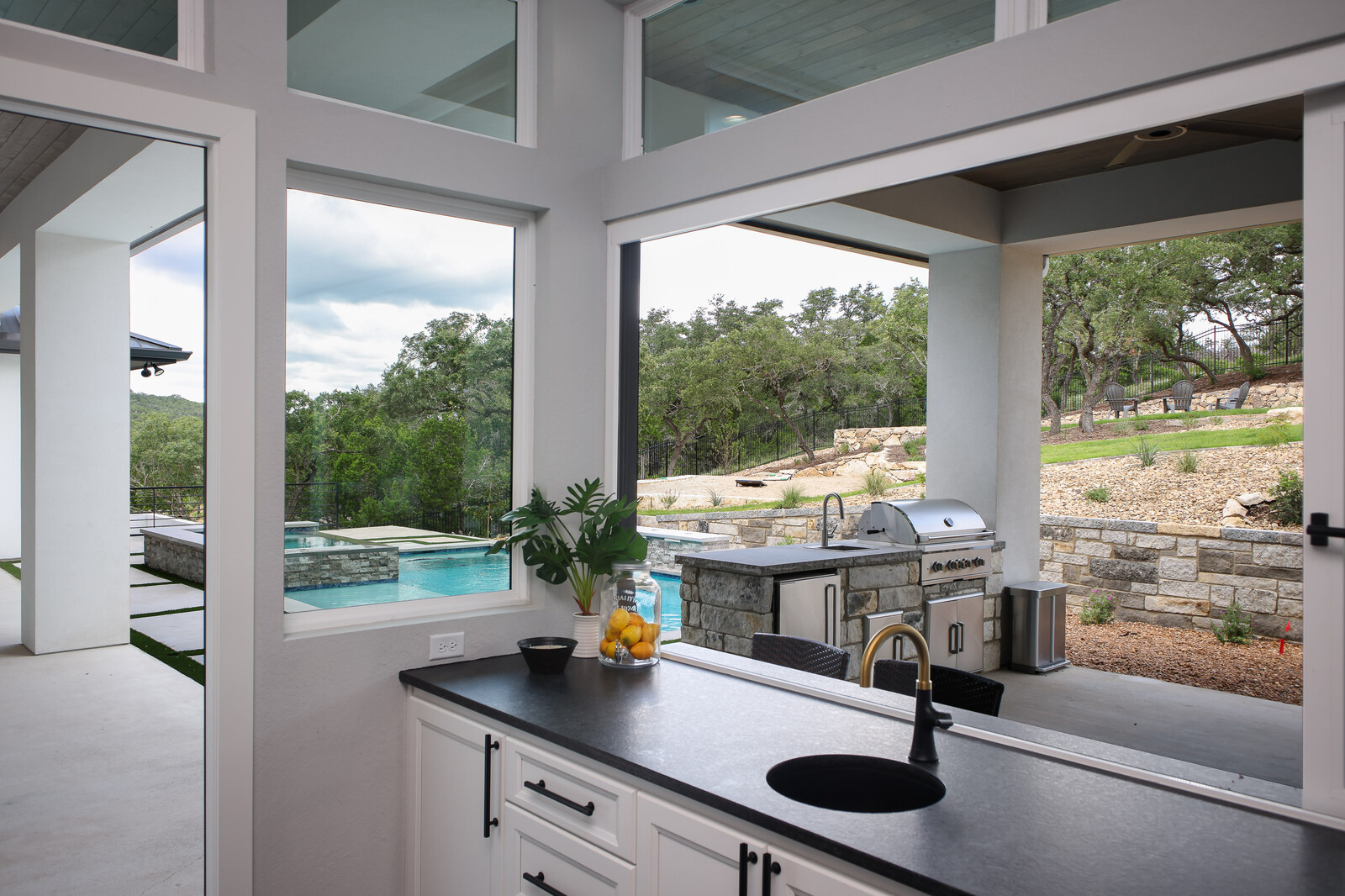 Modern: 4,950 ft², 4 BR/4 BA/2 ST home