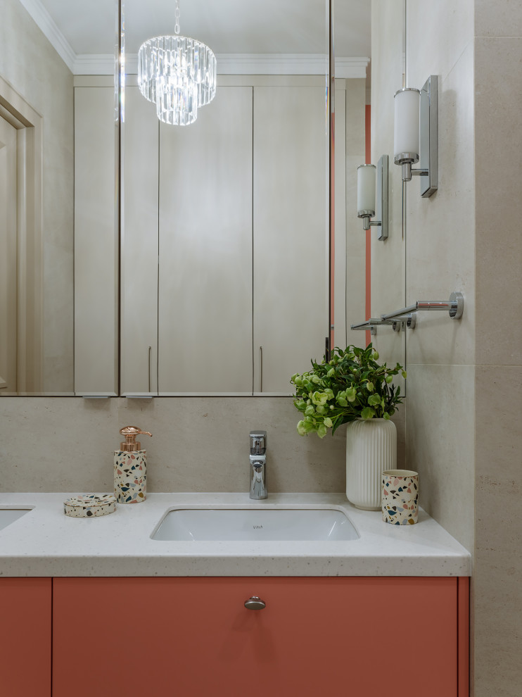 На фото: большая главная ванная комната в современном стиле с оранжевыми фасадами, накладной ванной, инсталляцией, серой плиткой, керамогранитной плиткой, бежевыми стенами, полом из керамической плитки, врезной раковиной, столешницей из искусственного камня, белым полом, белой столешницей, тумбой под две раковины и напольной тумбой с