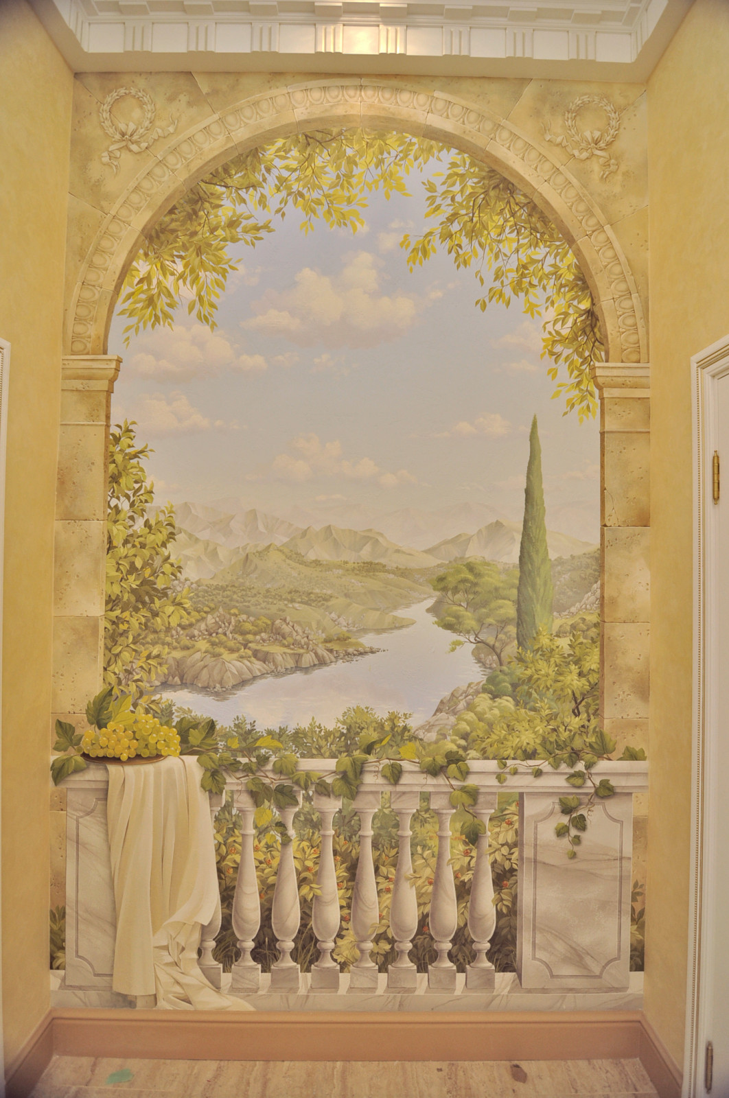 роспись в классическом интерьере