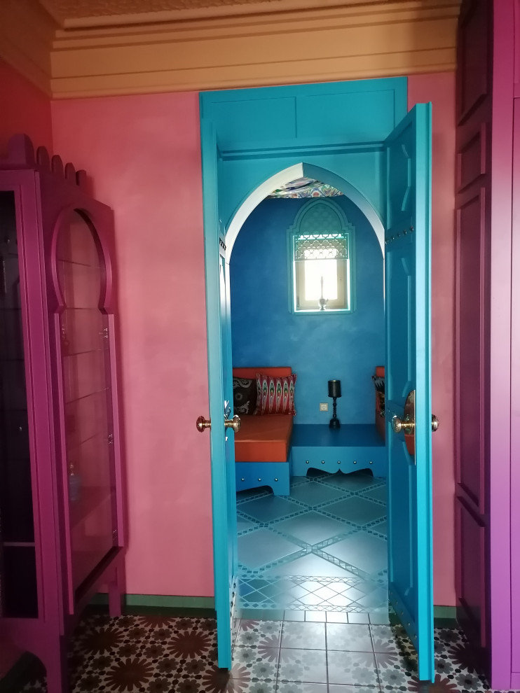 Интерьер дома в восточном стиле с бассейном и хаммамом