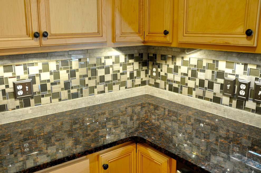 Mid-sized transitional u-shaped eat-in kitchen photo in Cincinnati with raised-panel cabinets, light wood cabinets, granite countertops, gray backsplash and glass sheet backsplash