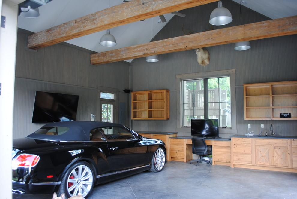 This is an example of a mid-sized country detached two-car garage in New Orleans.