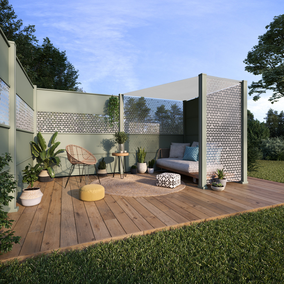 Diseño de terraza planta baja escandinava pequeña en patio con toldo, barandilla de metal y privacidad