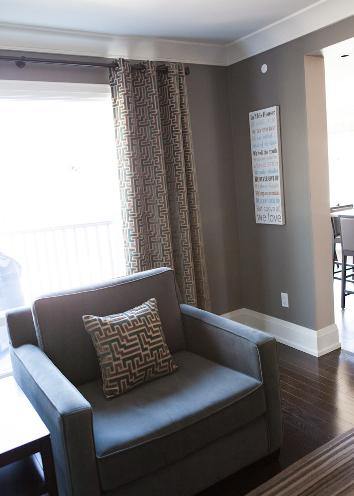Example of a transitional home design design in Toronto