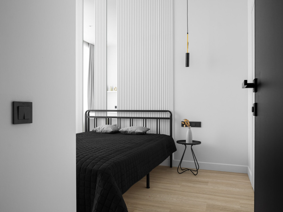 На фото: хозяйская спальня среднего размера, в светлых тонах в современном стиле с белыми стенами, полом из ламината и бежевым полом