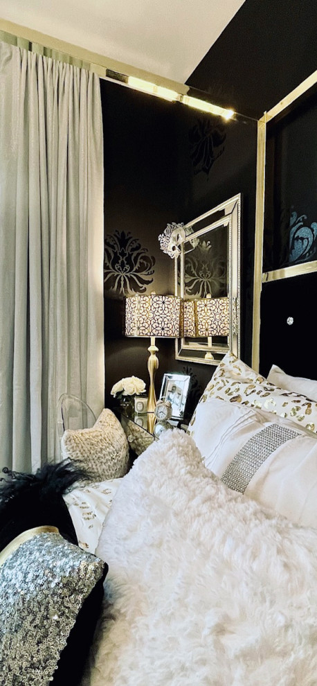 Diseño de dormitorio principal clásico renovado pequeño con paredes negras y suelo de madera en tonos medios