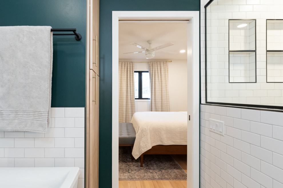Пример оригинального дизайна: ванная комната в стиле неоклассика (современная классика) с плоскими фасадами, светлыми деревянными фасадами, отдельно стоящей ванной, зеленой плиткой, плиткой кабанчик, полом из керамической плитки, серым полом, тумбой под две раковины и напольной тумбой