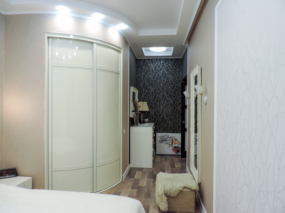 Пример оригинального дизайна: хозяйская спальня среднего размера: освещение в стиле неоклассика (современная классика) с разноцветными стенами, полом из ламината, красным полом, многоуровневым потолком и обоями на стенах без камина