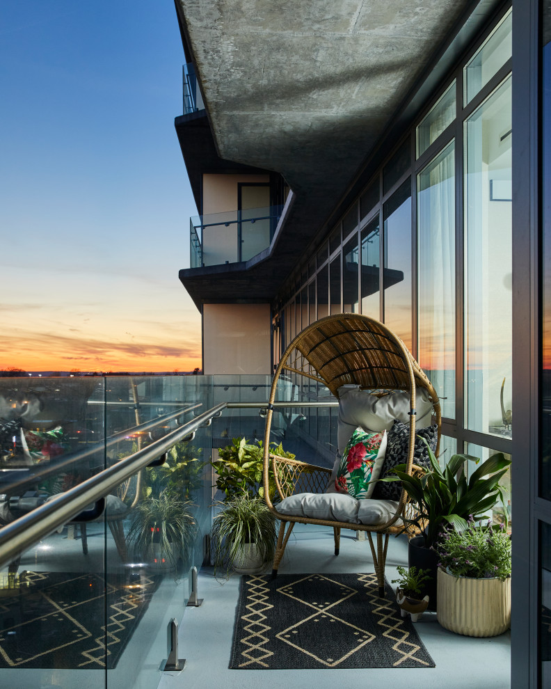 Свежая идея для дизайна: маленький балкон и лоджия в современном стиле с стеклянными перилами в квартире для на участке и в саду - отличное фото интерьера