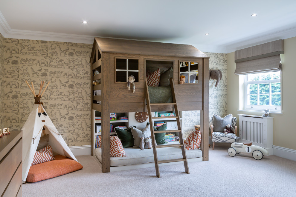 Idéer för ett klassiskt barnrum kombinerat med lekrum, med beige väggar, heltäckningsmatta och grått golv