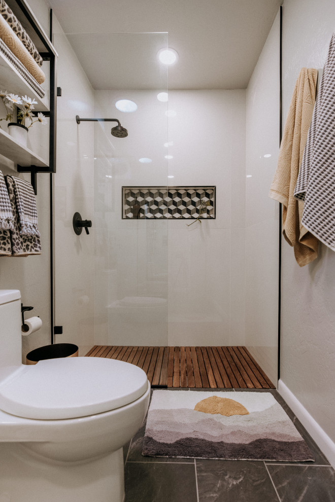 Idéer för små 60 tals flerfärgat badrum med dusch, med möbel-liknande, skåp i ljust trä, en kantlös dusch, en toalettstol med hel cisternkåpa, vit kakel, porslinskakel, vita väggar, klinkergolv i keramik, ett undermonterad handfat, bänkskiva i terrazo, grått golv och med dusch som är öppen