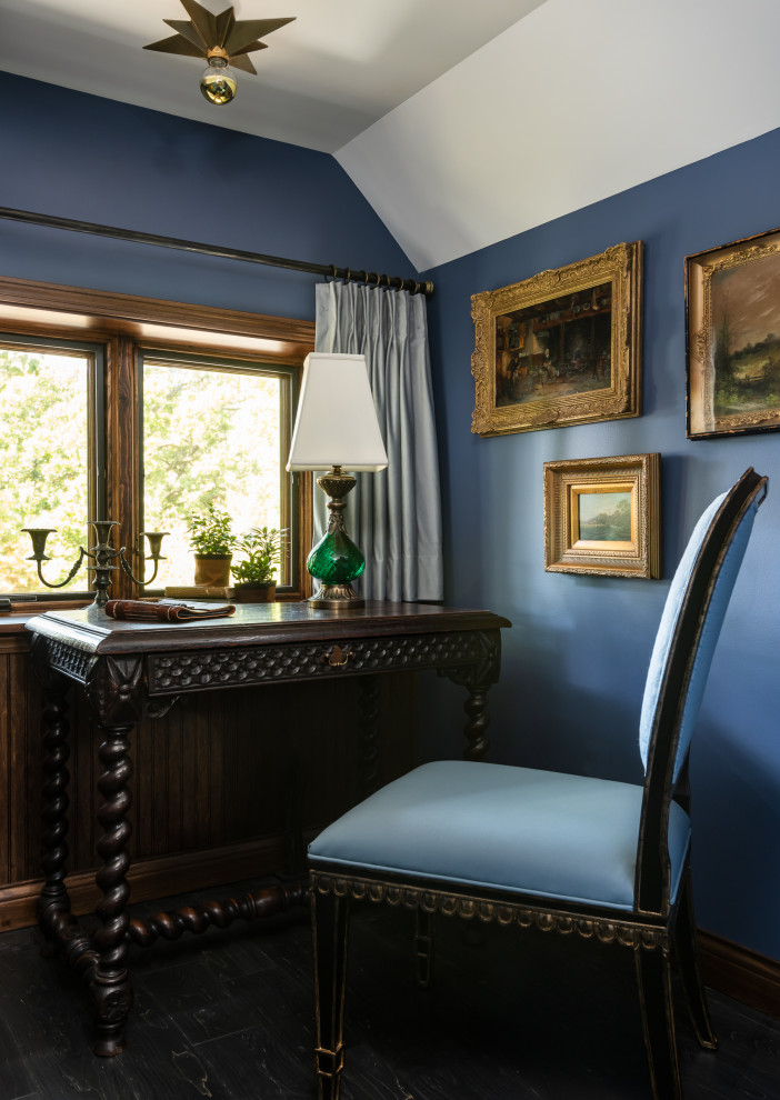 セントルイスにある中くらいな地中海スタイルのおしゃれな主寝室 (濃色無垢フローリング、茶色い床) のレイアウト