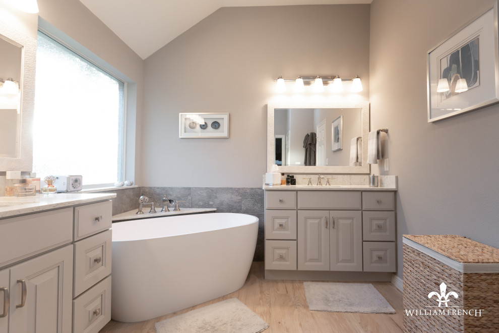 Idéer för ett mellanstort klassiskt flerfärgad en-suite badrum, med luckor med upphöjd panel, grå skåp, ett fristående badkar, en hörndusch, grå kakel, porslinskakel, klinkergolv i porslin, ett undermonterad handfat, bänkskiva i kvarts, beiget golv och dusch med skjutdörr