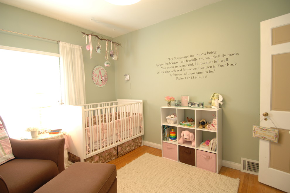 This is an example of a transitional kids' room in Grand Rapids.