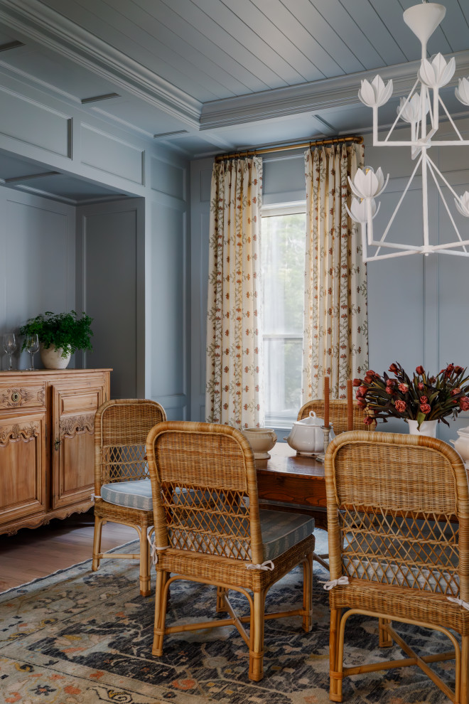 Idée de décoration pour une salle à manger tradition de taille moyenne avec un mur bleu, parquet clair, un sol marron, un plafond en lambris de bois et du lambris.