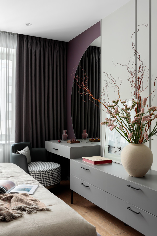 Источник вдохновения для домашнего уюта: спальня среднего размера в современном стиле с фиолетовыми стенами, паркетным полом среднего тона, коричневым полом и акцентной стеной