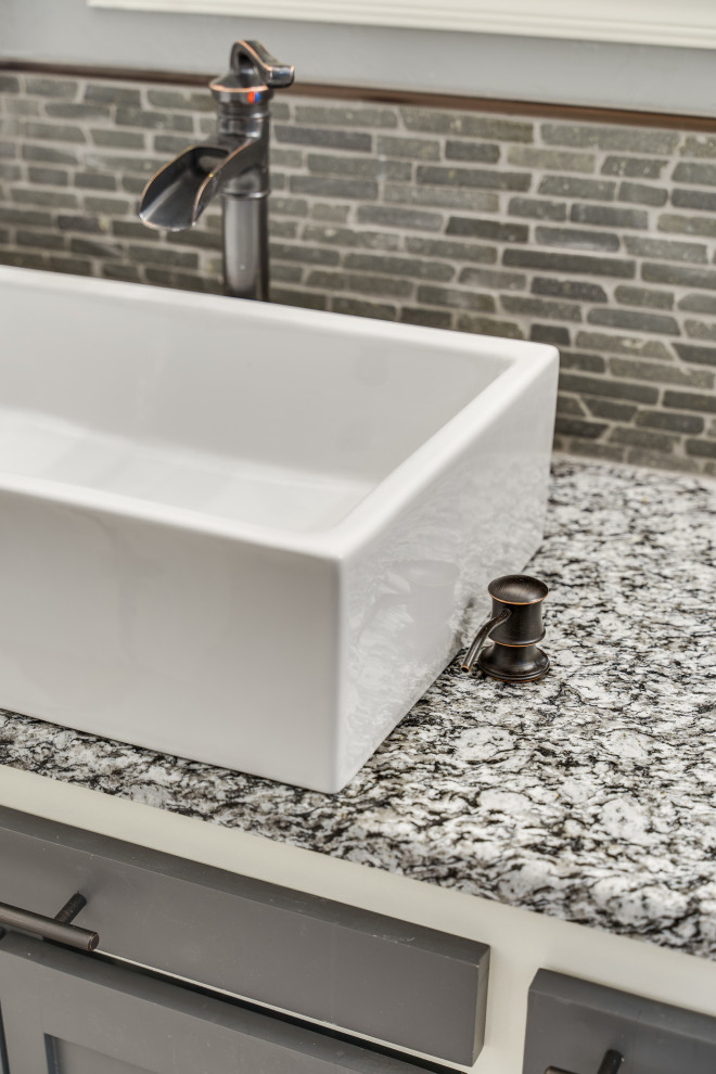 Exempel på ett stort lantligt grå grått en-suite badrum, med skåp i shakerstil, en kantlös dusch, vit kakel, porslinskakel, blå väggar, klinkergolv i porslin, ett fristående handfat, granitbänkskiva, grått golv och med dusch som är öppen