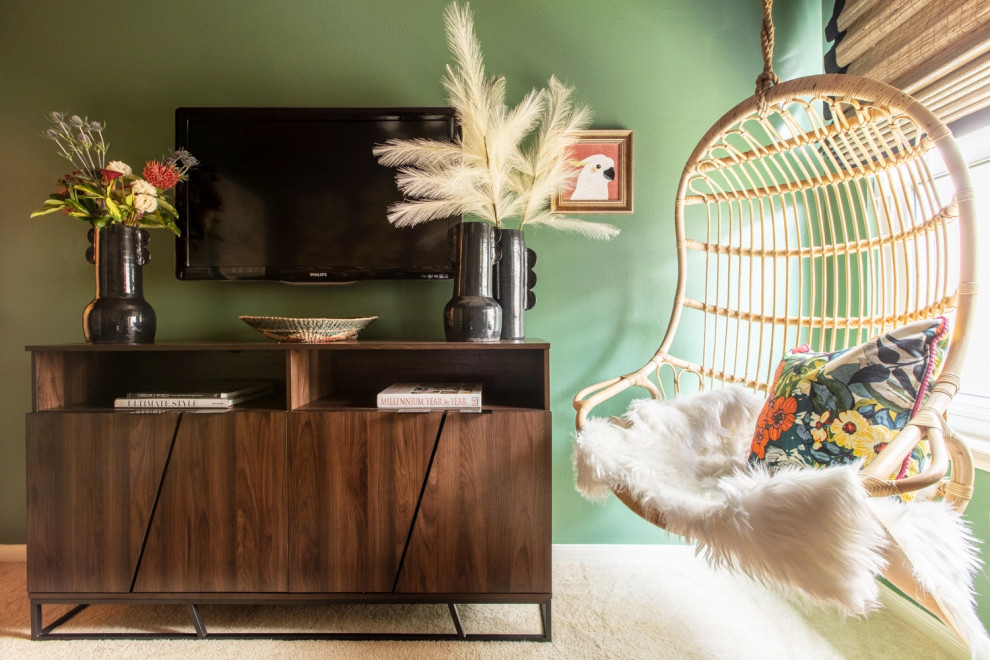 Esempio di una piccola camera degli ospiti tropicale con pareti verdi, moquette e pavimento beige