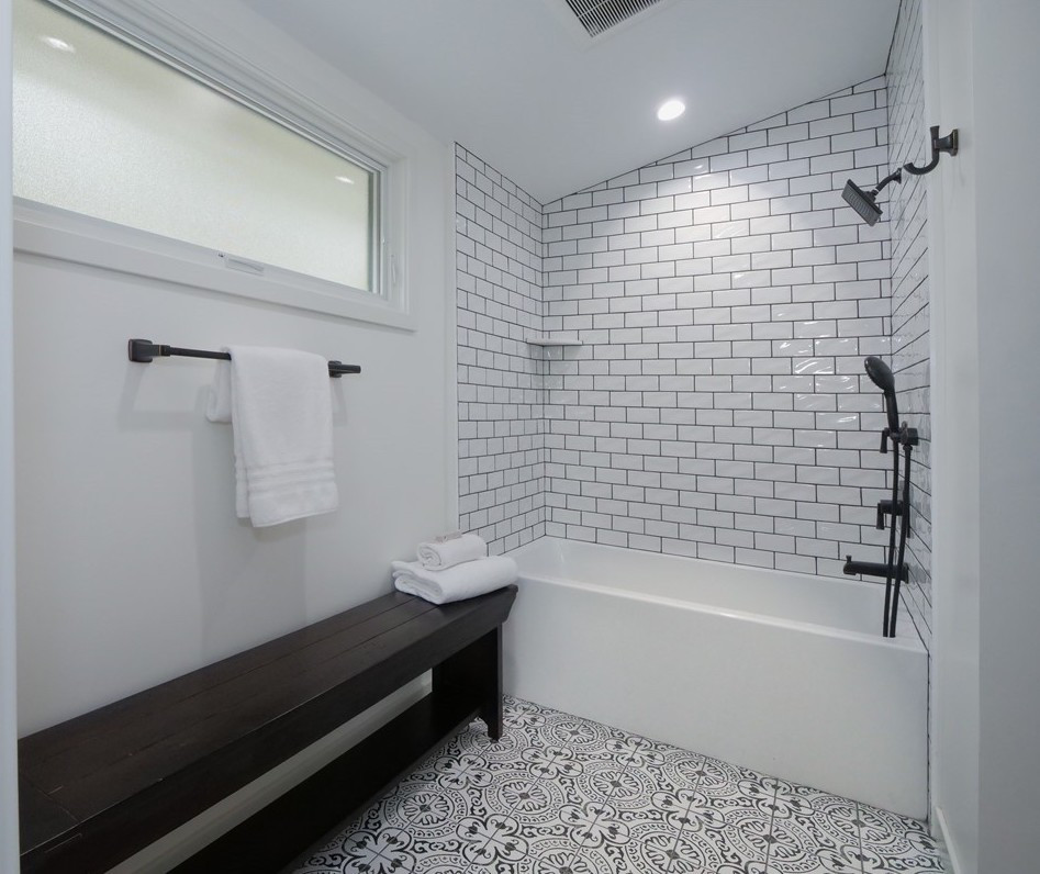 Inspiration för ett mellanstort funkis en-suite badrum, med ett badkar i en alkov, en dusch/badkar-kombination, klinkergolv i keramik och vita väggar
