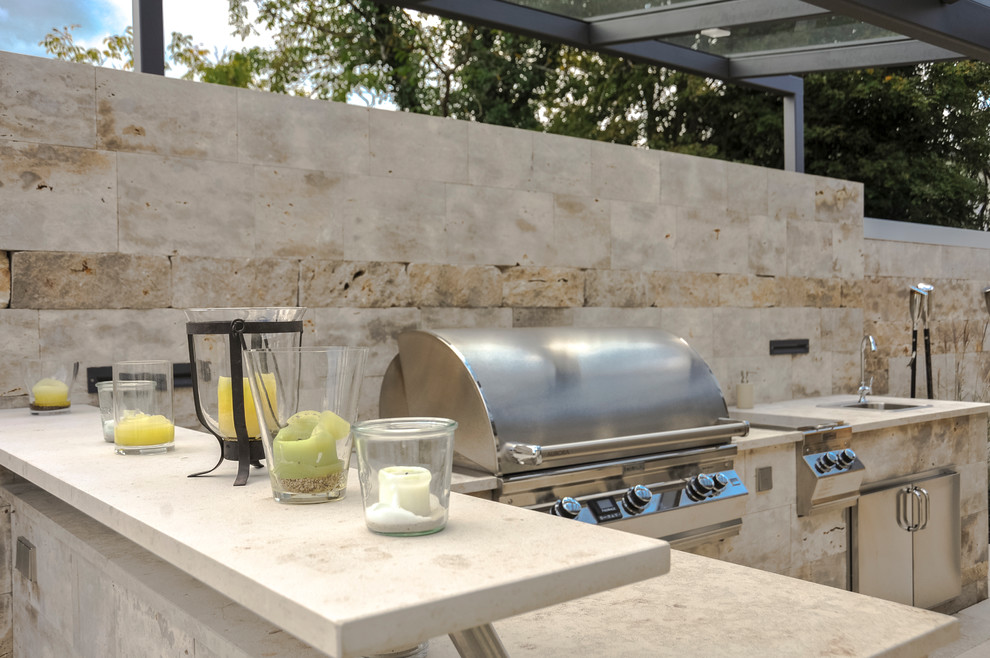 Mittelgroße Klassische Pergola hinter dem Haus mit Outdoor-Küche in Stuttgart