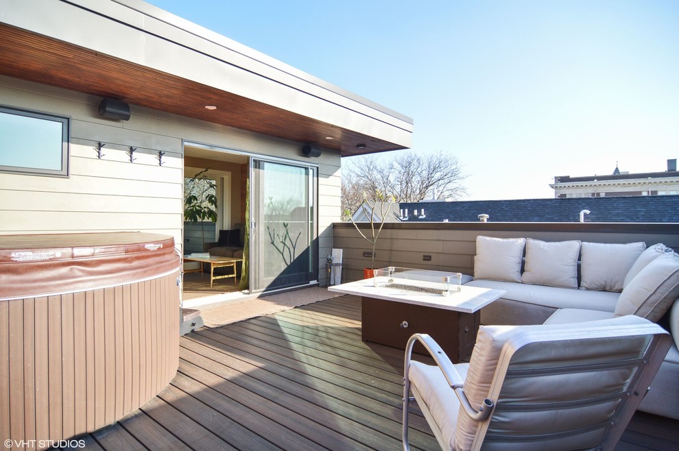 Inspiration for a contemporary deck in Chicago.