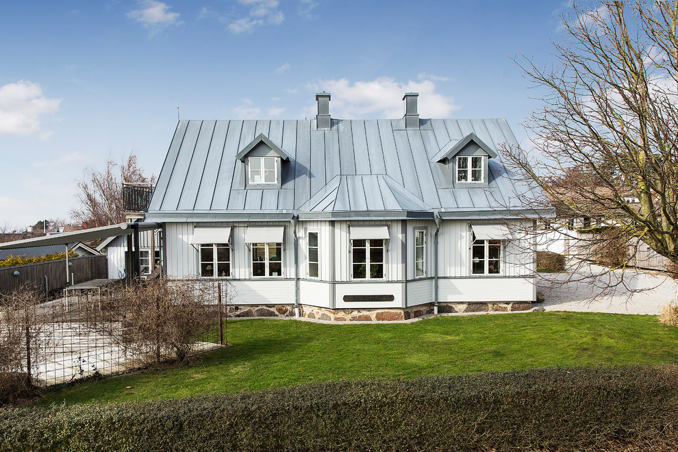 Idéer för att renovera ett stort vintage vitt hus, med två våningar och tak i metall