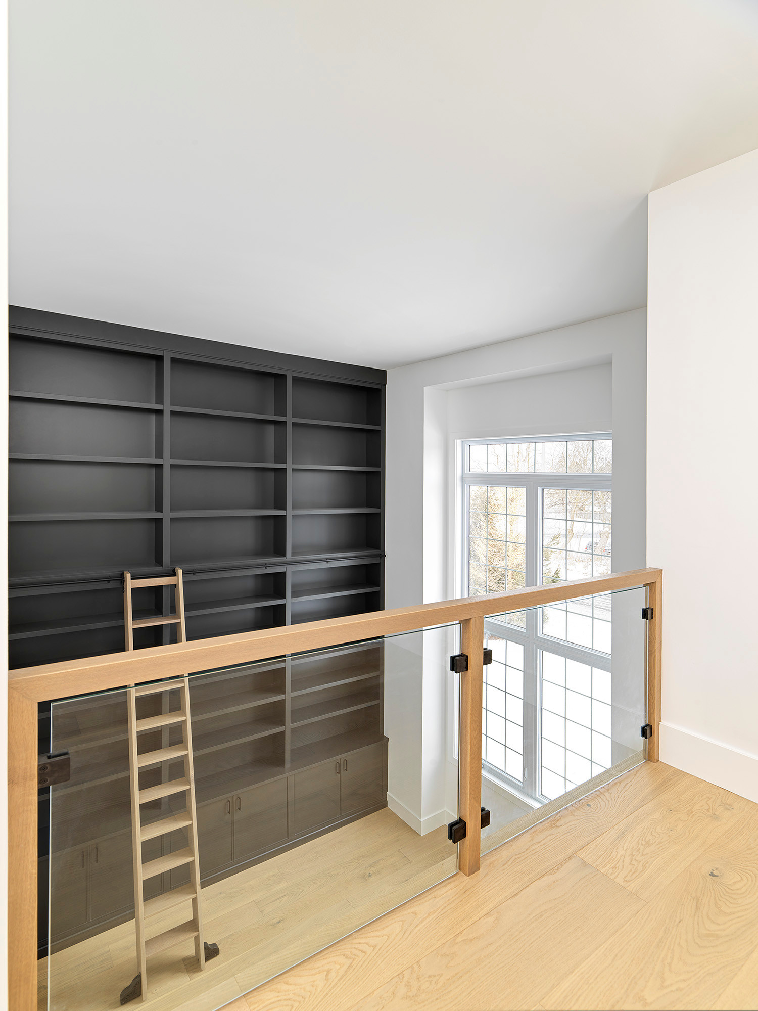 Example of a classic home design design in Toronto