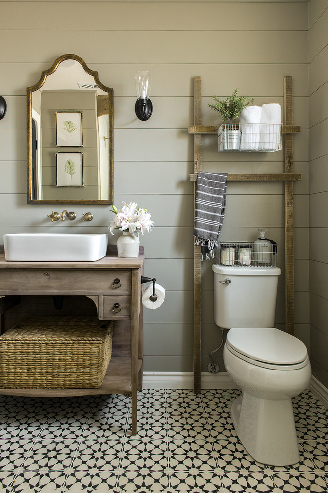 Design ideas for a small country master bathroom in Tampa.