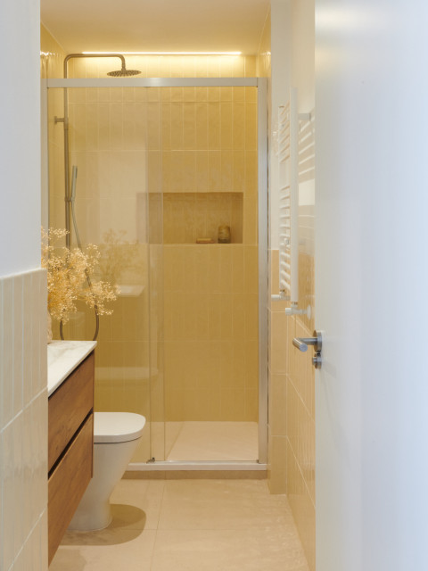 Wooden L mid-century-badezimmer