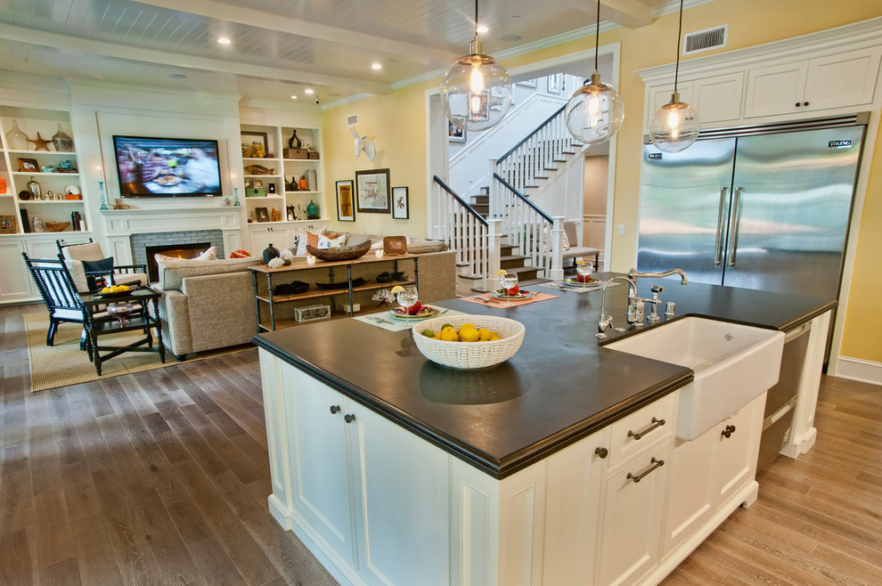 Photo of a traditional kitchen in Los Angeles with a farmhouse sink and stainless steel appliances.