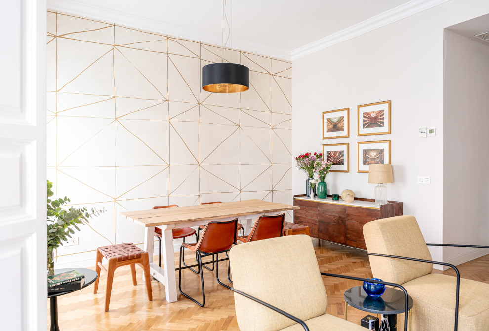 Ejemplo de comedor actual con paredes beige, suelo de madera en tonos medios, suelo marrón y papel pintado