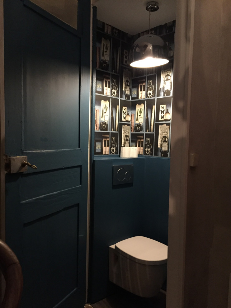 Idee per un piccolo bagno di servizio minimalista con WC sospeso, pareti blu, pavimento in linoleum, pavimento grigio e carta da parati