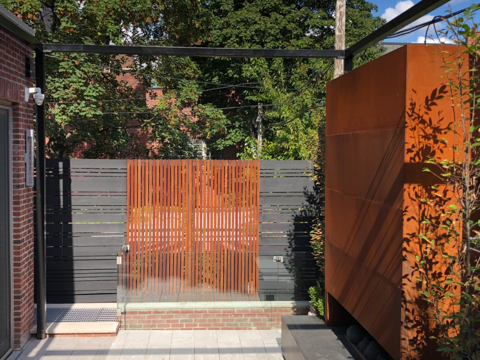 Foto di un giardino minimalista esposto a mezz'ombra di medie dimensioni e sul tetto in estate con un caminetto e recinzione in legno