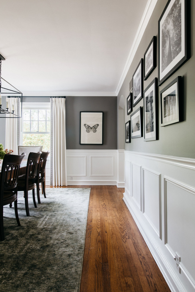 Dining room - traditional dining room idea in Chicago
