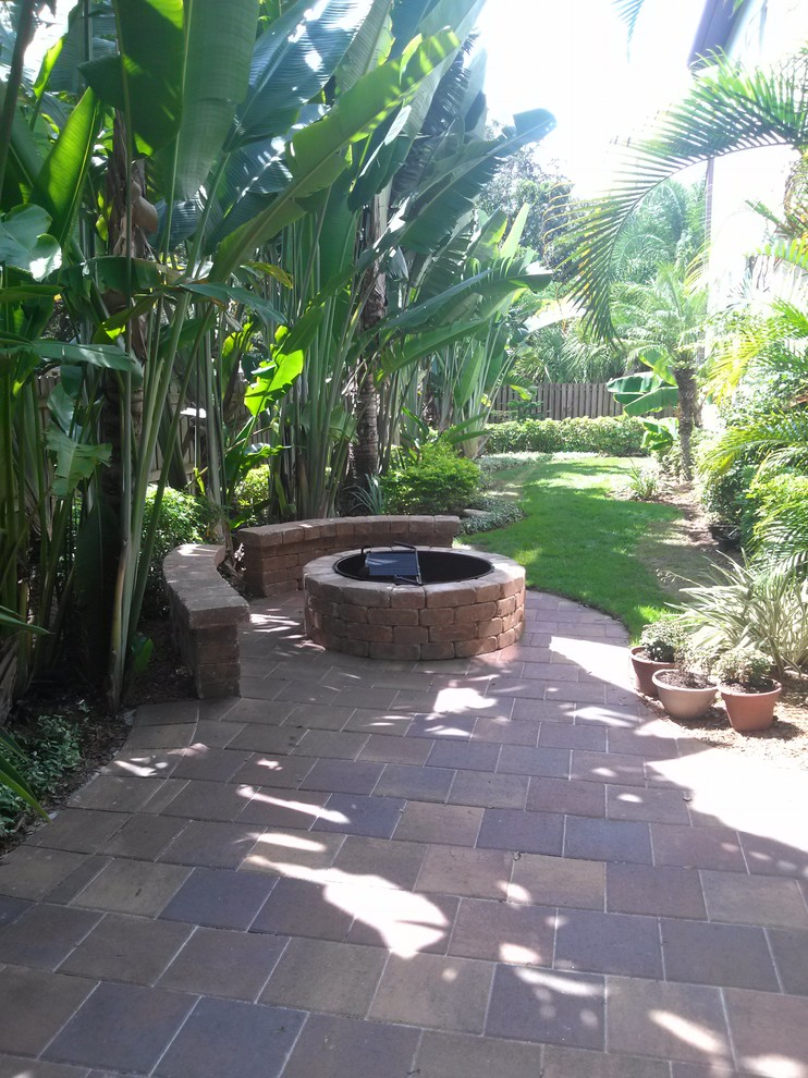Design ideas for a tropical patio in Tampa.
