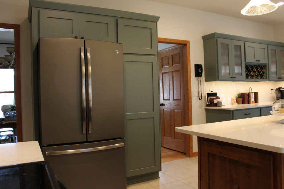 Imagen de cocina clásica renovada grande con armarios estilo shaker, encimera de cuarzo compacto, salpicadero blanco y una isla